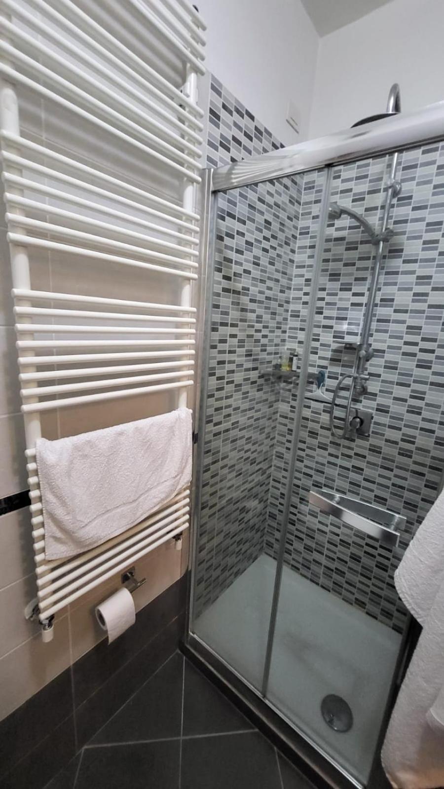 - Doppia Con Bagno Privato In Stupendo Attico Con Vista Mozzafiato Bed and breakfast *