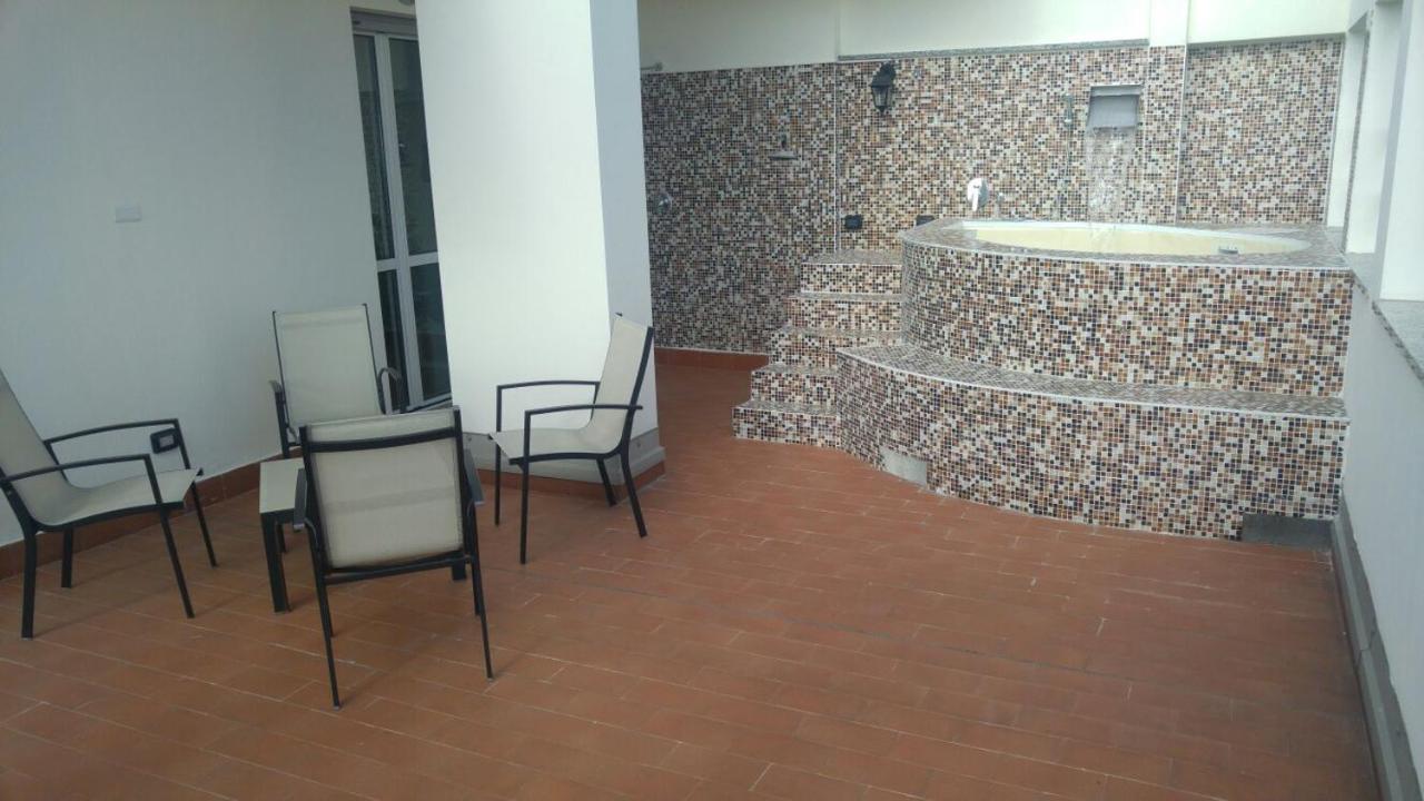 - Doppia Con Bagno Privato In Stupendo Attico Con Vista Mozzafiato Couette-café